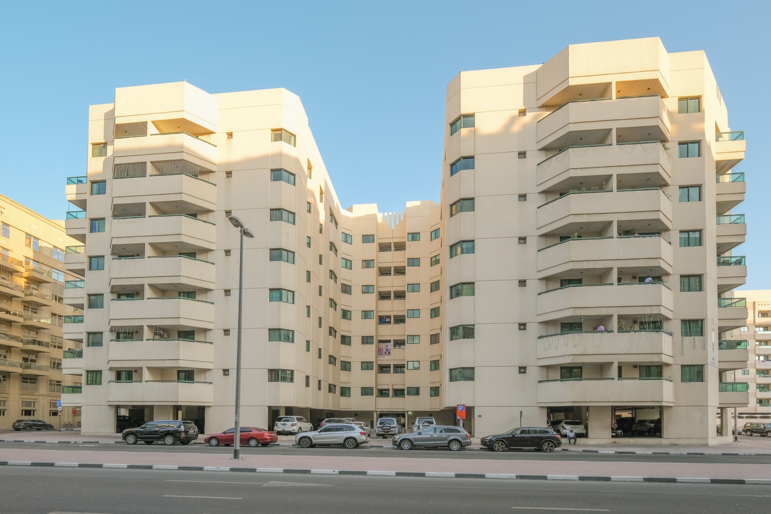 Bright 4 Br Apartment With A Maid S Room Blue Diamond Building Bur Dubai Urban
